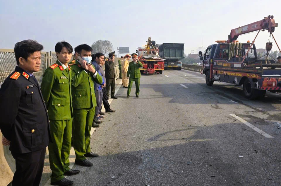 Tai nạn giao thông thảm khốc trên cao tốc Bắc - Nam khiến 4 người chết , 6 người bị thương - Ảnh 2.