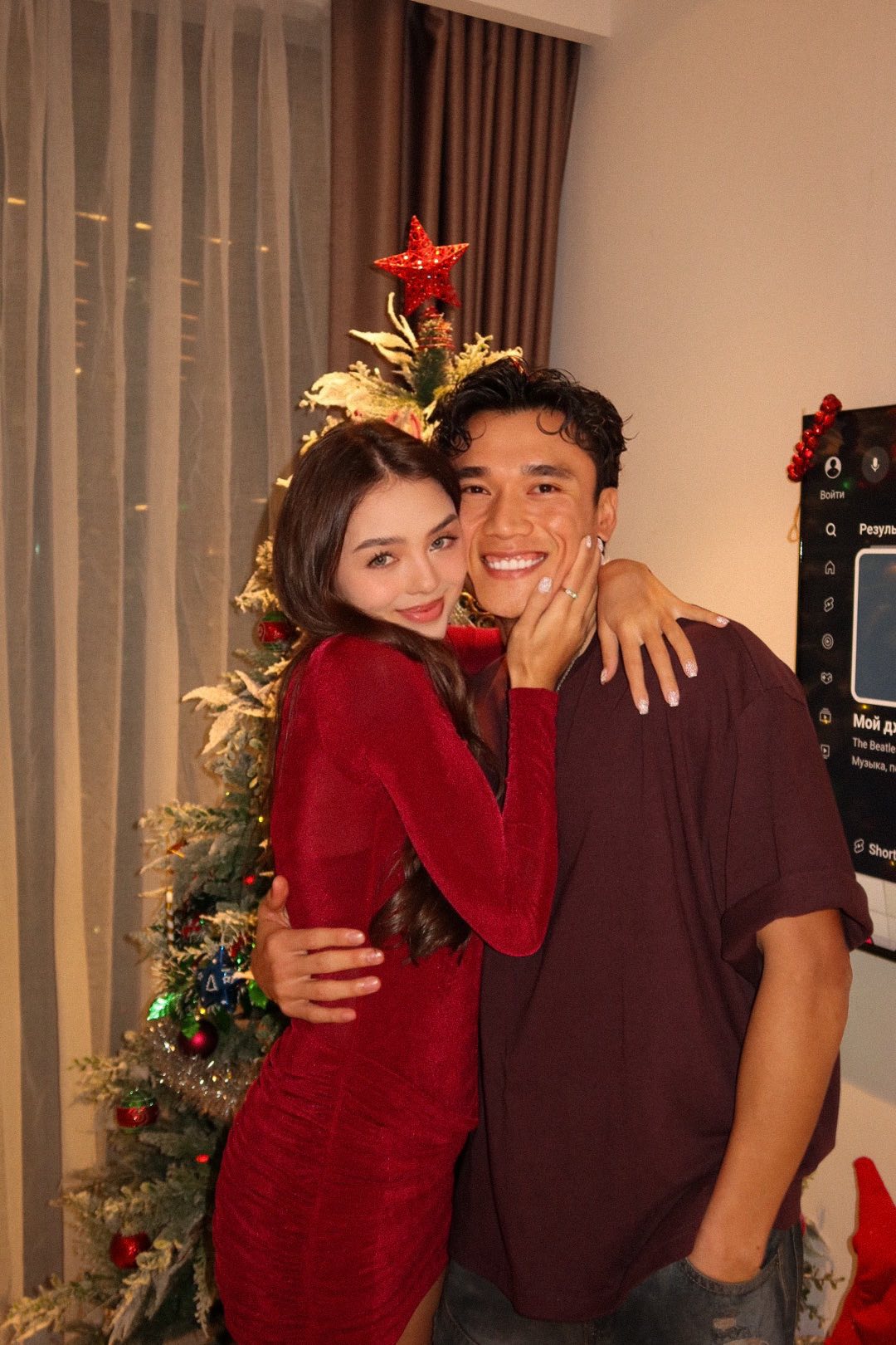 Có là "thủ môn quốc dân" Bùi Tiến Dũng cũng phải mua hoa về "nịnh vợ" sau đêm đi xem bóng đá tới 5h sáng - Ảnh 2.