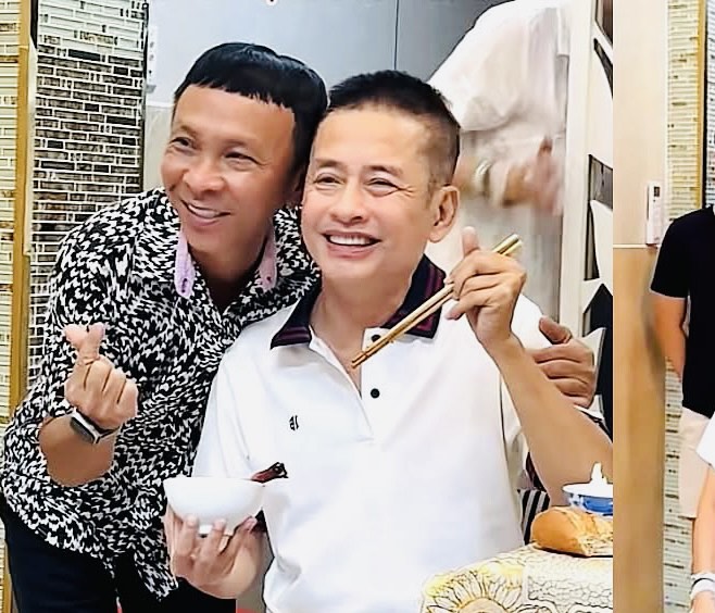 Nghệ sĩ Tấn Beo kh&oacute;c trong tiệc mừng tuổi 60 - Ảnh 2.