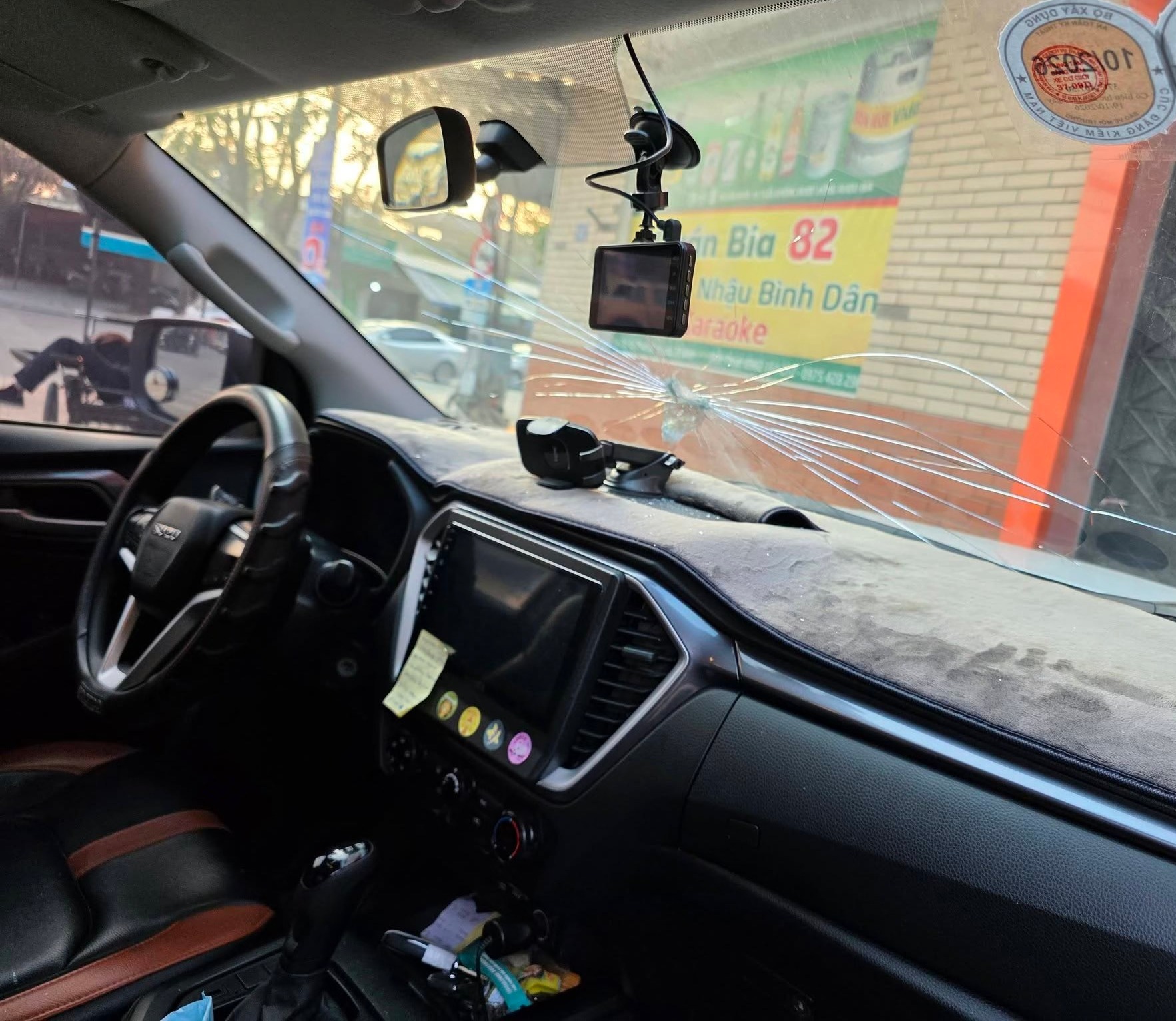 Vụ người lạ mặc áo mưa, che ô kín mặt đập phá ô tô: Người thân sang nhà chủ xe xin một điều - Ảnh 1.