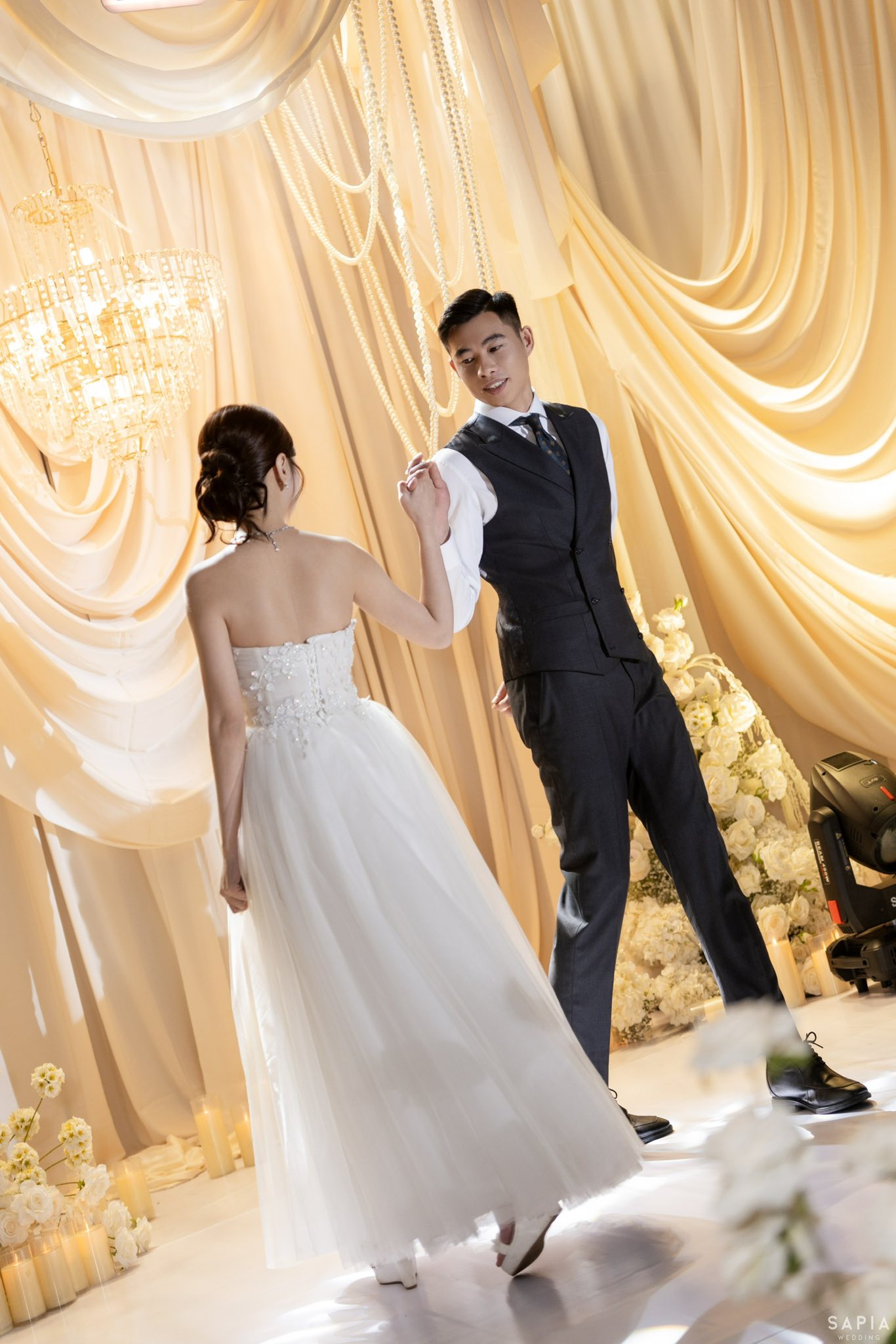 Ảnh cưới nét căng của thủ môn U23 Việt Nam và vợ thạc sĩ - Ảnh 3.