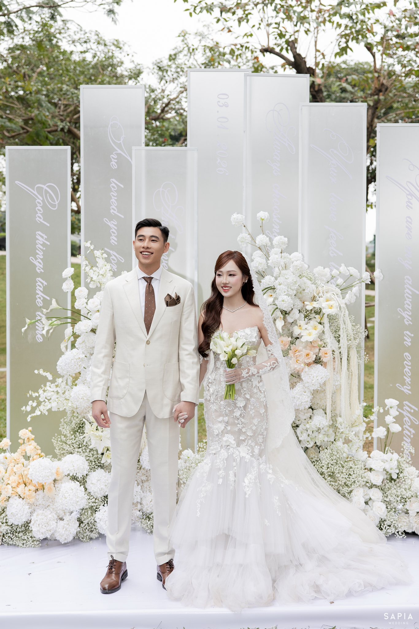 Ảnh cưới nét căng của thủ môn U23 Việt Nam và vợ thạc sĩ - Ảnh 11.