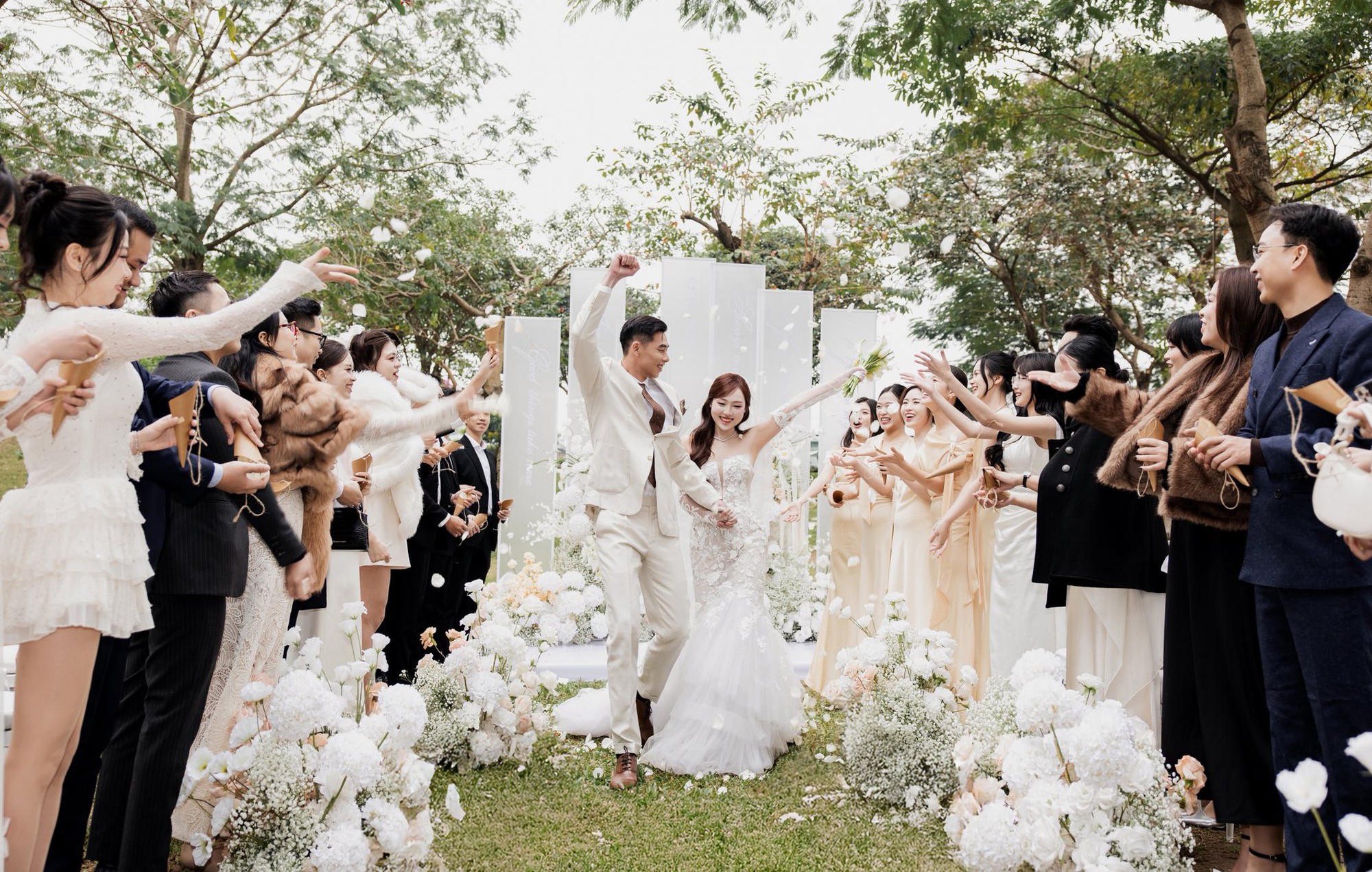 Ảnh cưới nét căng của thủ môn U23 Việt Nam và vợ thạc sĩ - Ảnh 8.