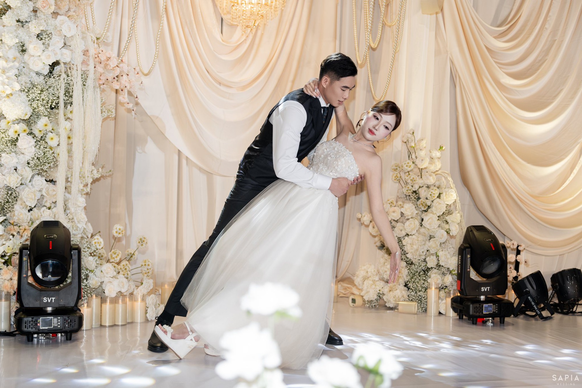 Ảnh cưới nét căng của thủ môn U23 Việt Nam và vợ thạc sĩ - Ảnh 4.