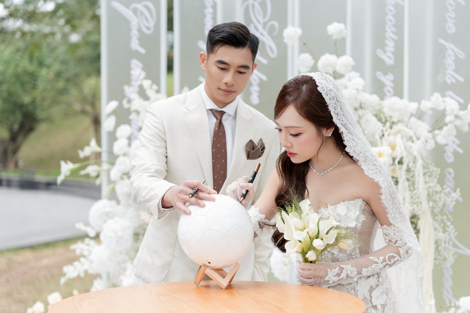 Ảnh cưới nét căng của thủ môn U23 Việt Nam và vợ thạc sĩ - Ảnh 12.