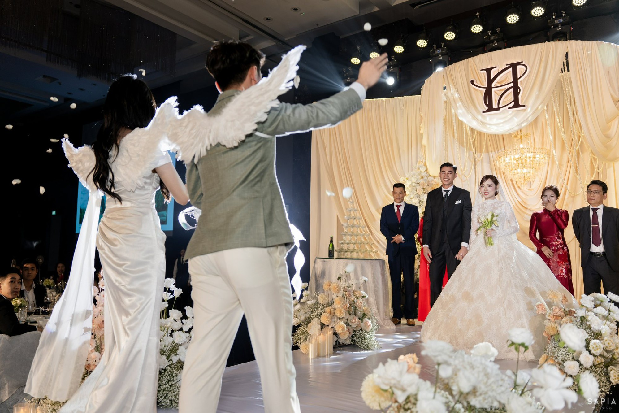 Ảnh cưới nét căng của thủ môn U23 Việt Nam và vợ thạc sĩ - Ảnh 2.