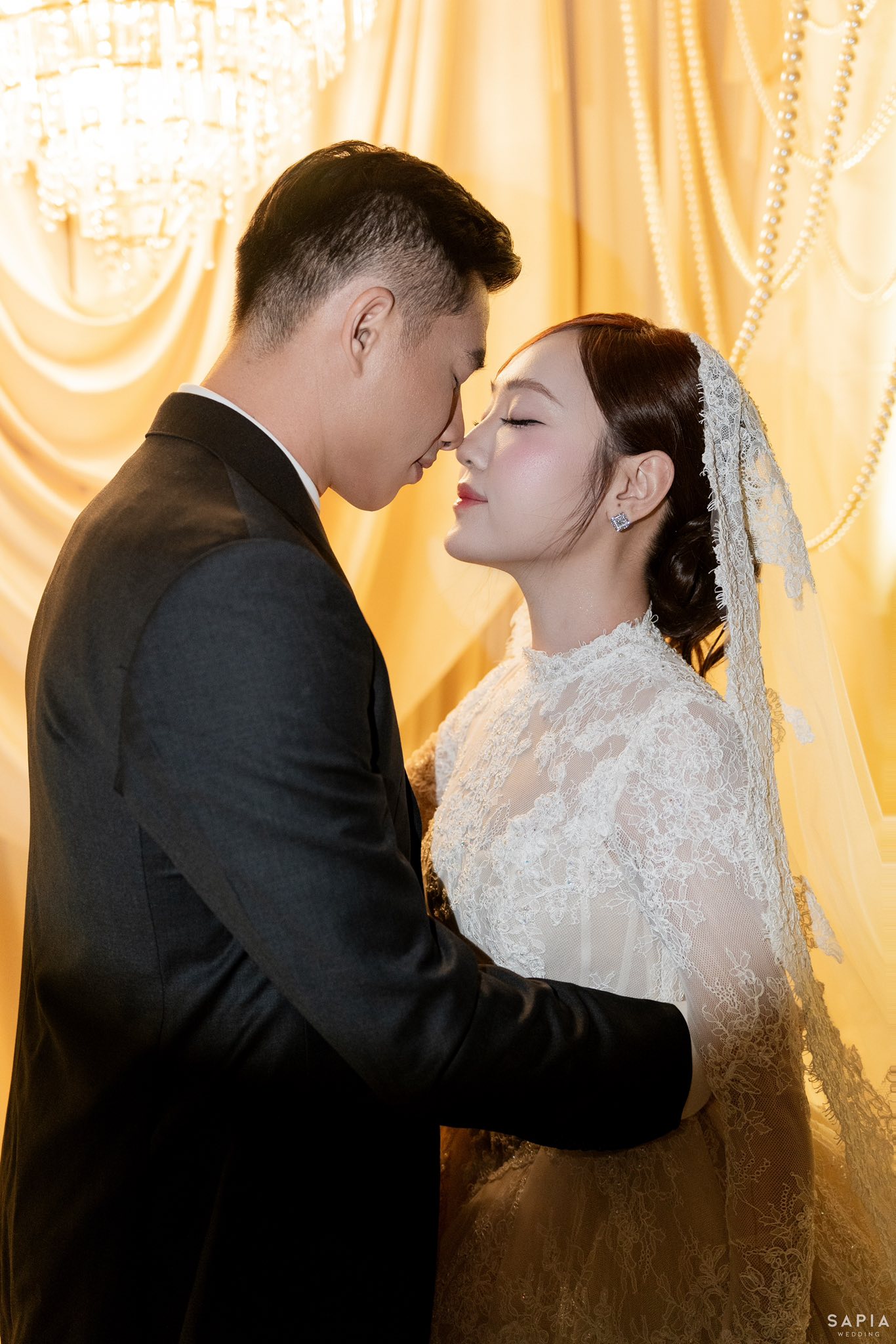 Ảnh cưới nét căng của thủ môn U23 Việt Nam và vợ thạc sĩ - Ảnh 6.