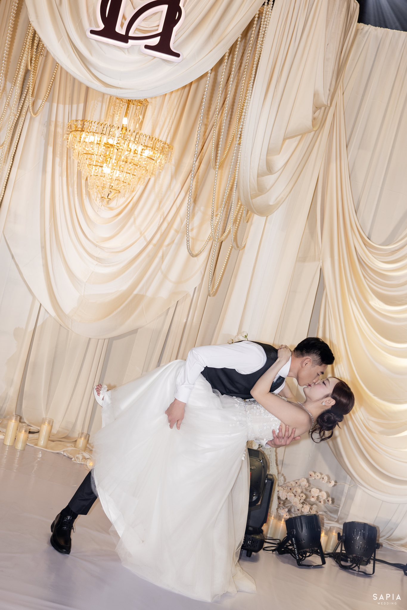 Ảnh cưới nét căng của thủ môn U23 Việt Nam và vợ thạc sĩ - Ảnh 5.