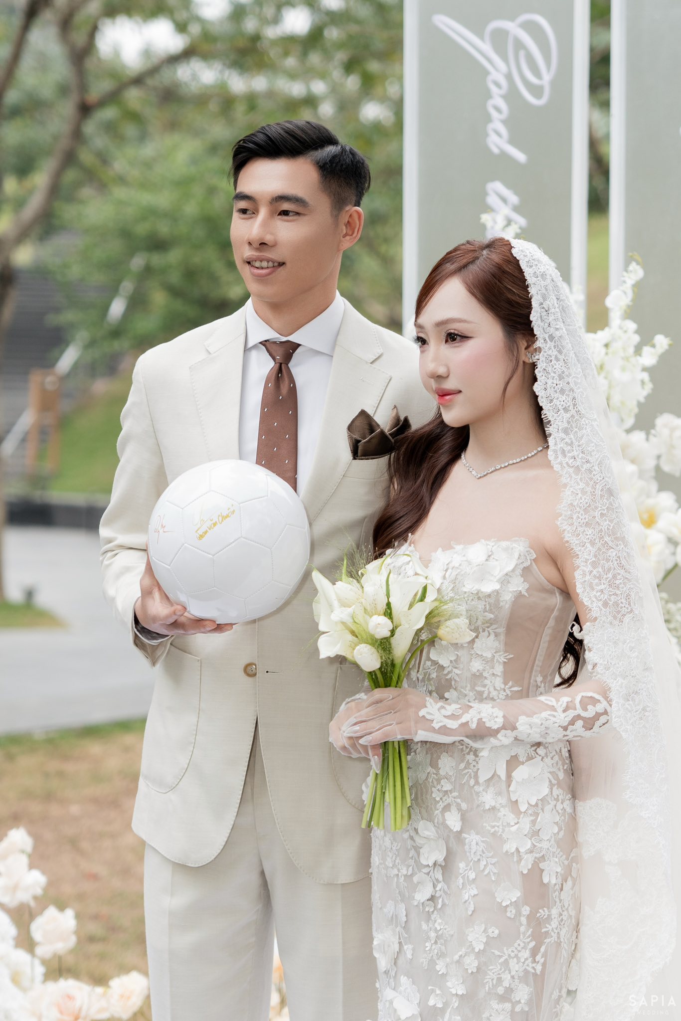 Ảnh cưới nét căng của thủ môn U23 Việt Nam và vợ thạc sĩ - Ảnh 10.