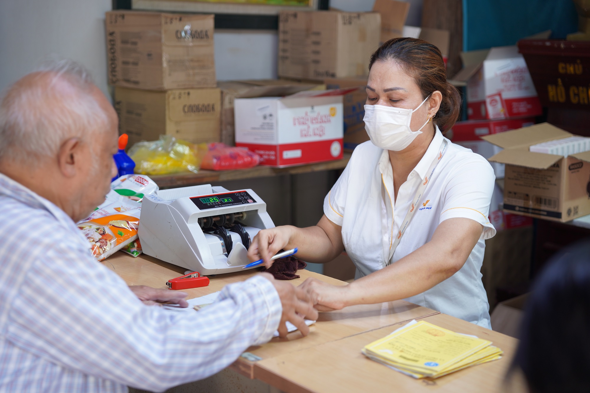 Tặng qu&agrave; Tết 2026 cho người hưởng lương hưu tại H&agrave; Nội với mức 300 . 000 Đồng / người - Ảnh 1.