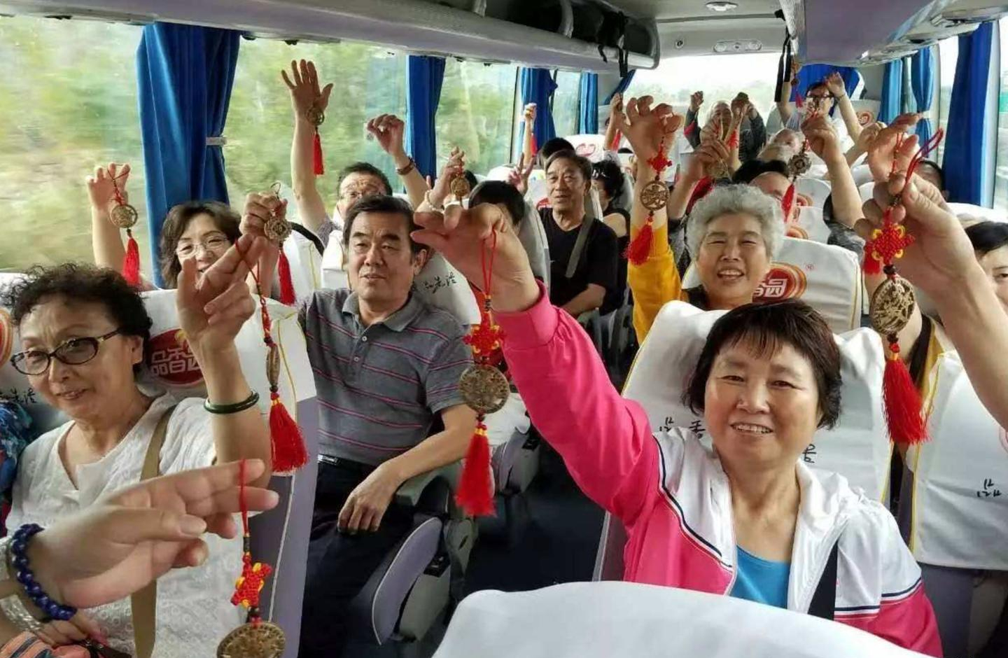 Sau nghỉ hưu, cả tin khi tham gia c&aacute;c nh&oacute;m người cao tuổi: C&aacute;i gi&aacute; phải trả kh&ocirc;ng hề nhỏ- Ảnh 1.