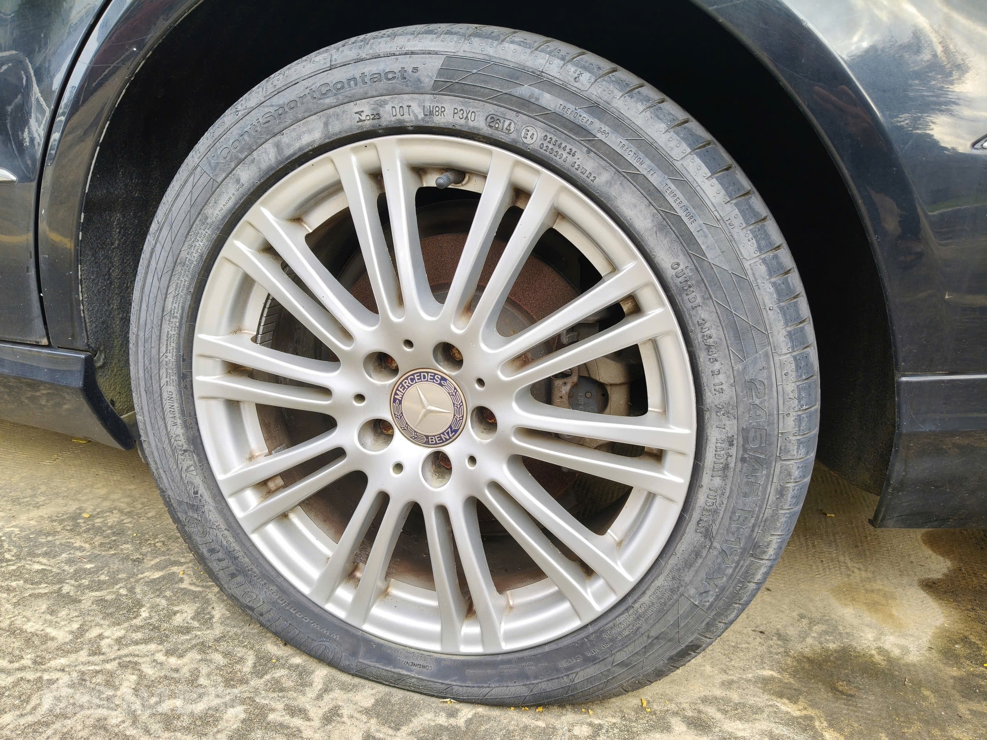 Cận cảnh xe công Mercedes - Benz E300 thanh lý ở Đà Nẵng với giá khởi điểm 282 triệu đồng - Ảnh 3. Cận cảnh xe công Mercedes - Benz E300 thanh lý ở Đà Nẵng với giá khởi điểm 282 triệu đồng - Ảnh 3.