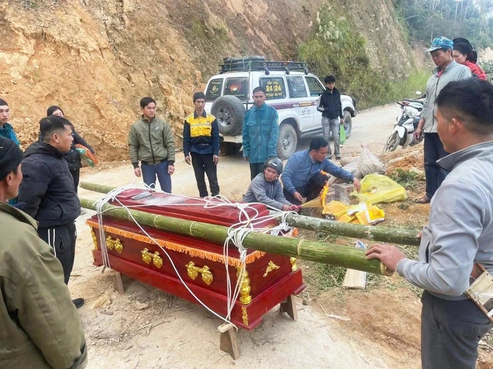 Vụ vận chuyển thi thể 2 nạn nh&acirc;n TNGT g&acirc;y x&ocirc;n xao x&atilde; hội Quảng Ninh - Ảnh 1.