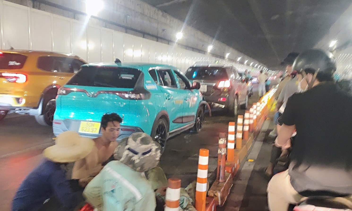 Tai nạn giao th&ocirc;ng li&ecirc;n ho&agrave;n trong hầm s&ocirc;ng S&agrave;i G&ograve;n - Ảnh 1.