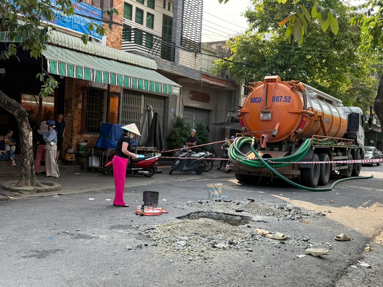 TPHCM: Hai c&ocirc;ng nh&acirc;n tử vong do ngạt kh&iacute; hố ga Trong vụ tai nạn lao động nghi&ecirc;m trọng - Ảnh 3.