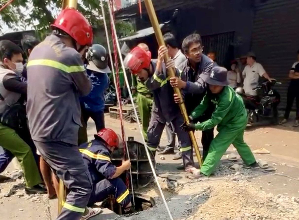 TPHCM: Hai c&ocirc;ng nh&acirc;n tử vong do ngạt kh&iacute; hố ga Trong vụ tai nạn lao động nghi&ecirc;m trọng - Ảnh 2.