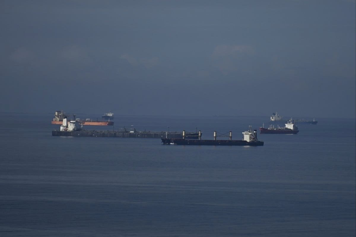 Đang trên đường đi nhận dầu do Venezuela trả nợ, siêu tàu chở dầu treo cờ Trung Quốc đột ngột quay đầu về - Ảnh 1.