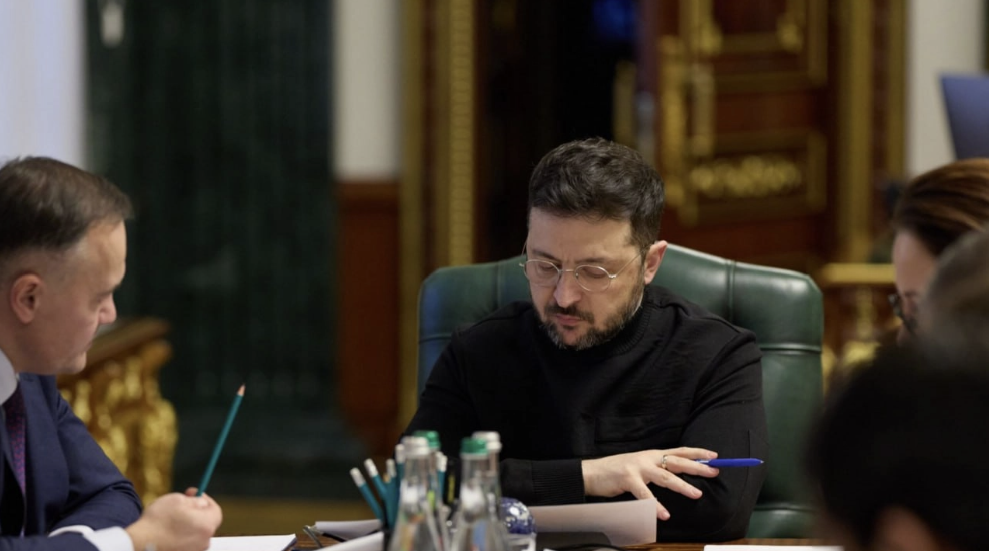 Nga lắc đầu về lệnh ngừng bắn, Ukraine ban bố t&igrave;nh trạng khẩn cấp - Ảnh 1.