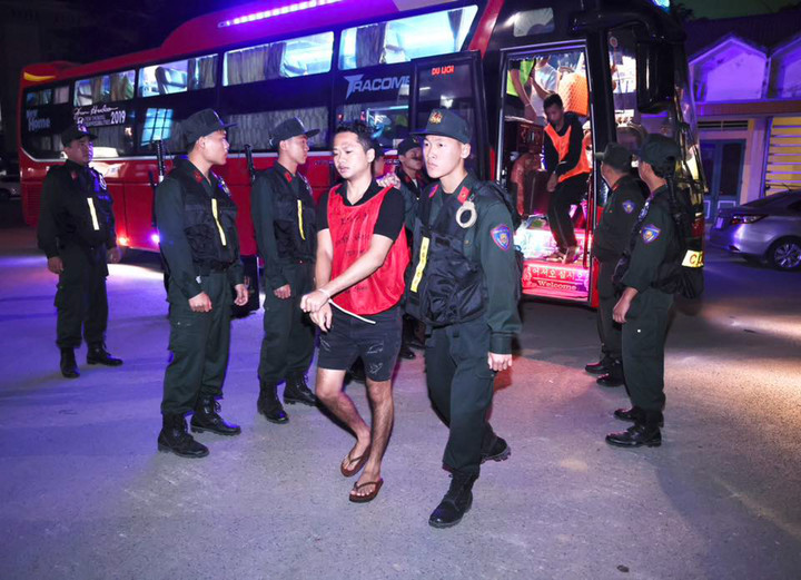 Đột kích đường dây lừa đảo xuyên quốc gia tại Campuchia , bắt giữ 205 người - Ảnh 4.