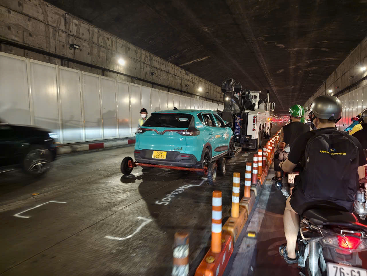 Tai nạn giao th&ocirc;ng li&ecirc;n ho&agrave;n trong hầm s&ocirc;ng S&agrave;i G&ograve;n - Ảnh 2.