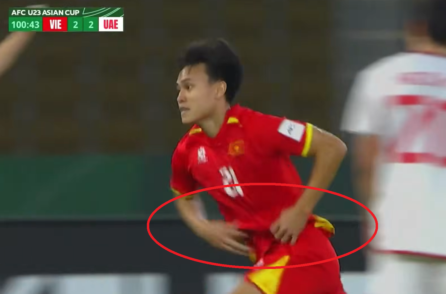 Người h&ugrave;ng U23 Việt Nam tho&aacute;t &aacute;n treo gi&ograve; nhờ 1 gi&acirc;y "tỉnh t&aacute;o"  - Ảnh 2.