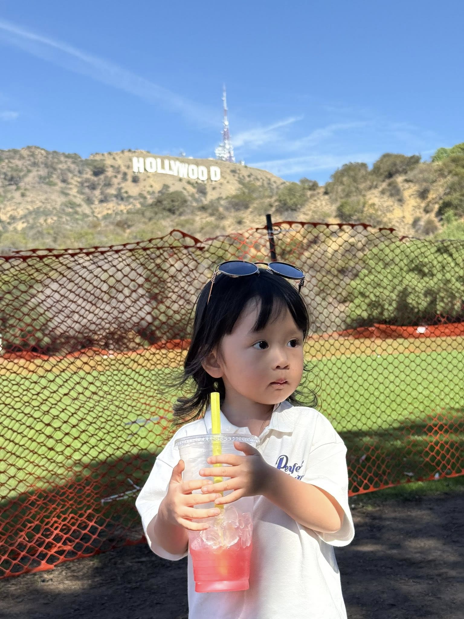 Kh&oacute;c ở Mỹ, ng&atilde; ở Paris..., c&ocirc; b&eacute; mới 3 tuổi đ&atilde; được "vi vu" khắp thế giới: Đ&uacute;ng l&agrave; "tuổi thơ dữ dội" khiến người lớn c&ograve;n phải ước ao - Ảnh 8.