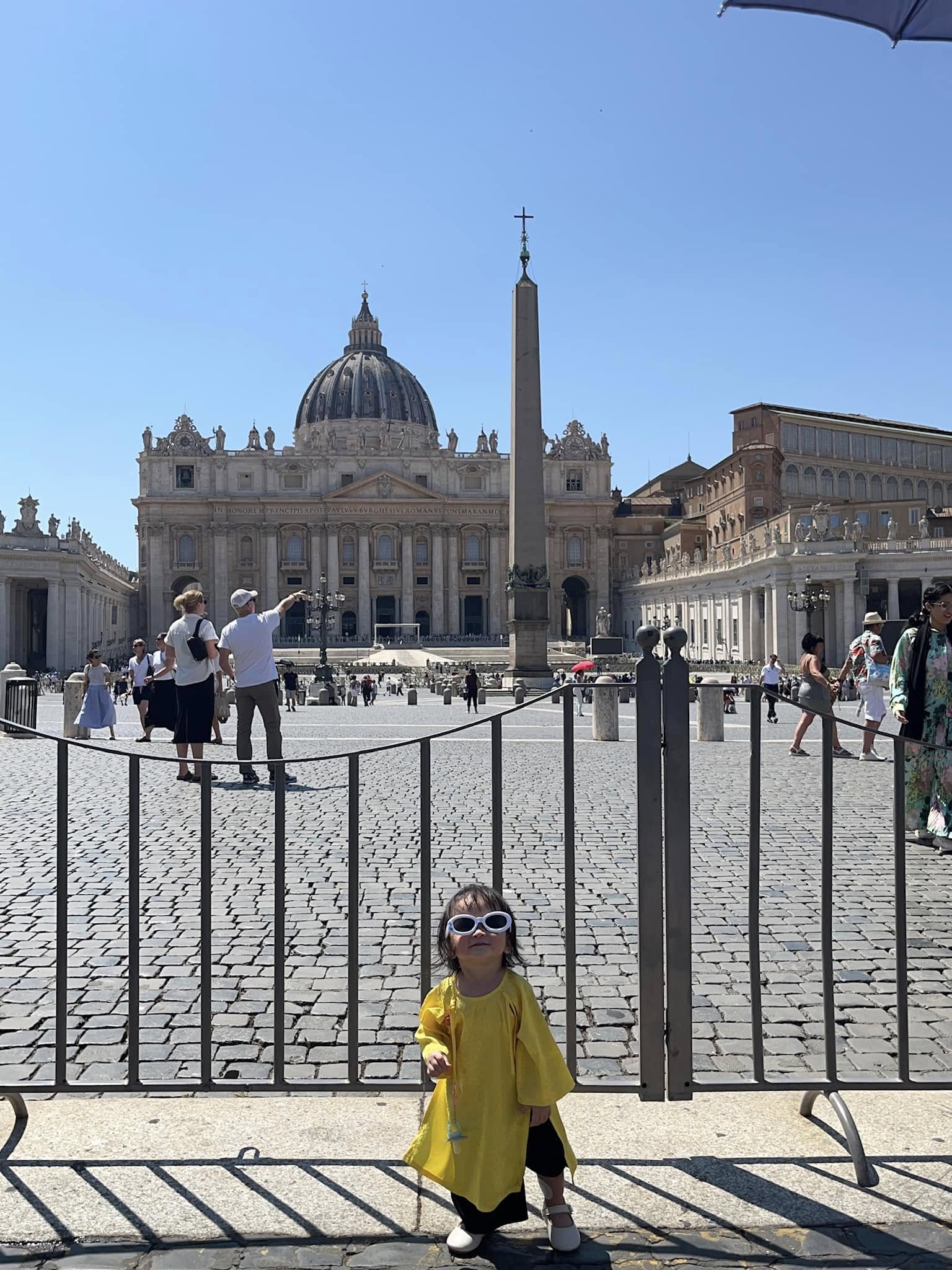 Kh&oacute;c ở Mỹ, ng&atilde; ở Paris..., c&ocirc; b&eacute; mới 3 tuổi đ&atilde; được "vi vu" khắp thế giới: Đ&uacute;ng l&agrave; "tuổi thơ dữ dội" khiến người lớn c&ograve;n phải ước ao - Ảnh 9.