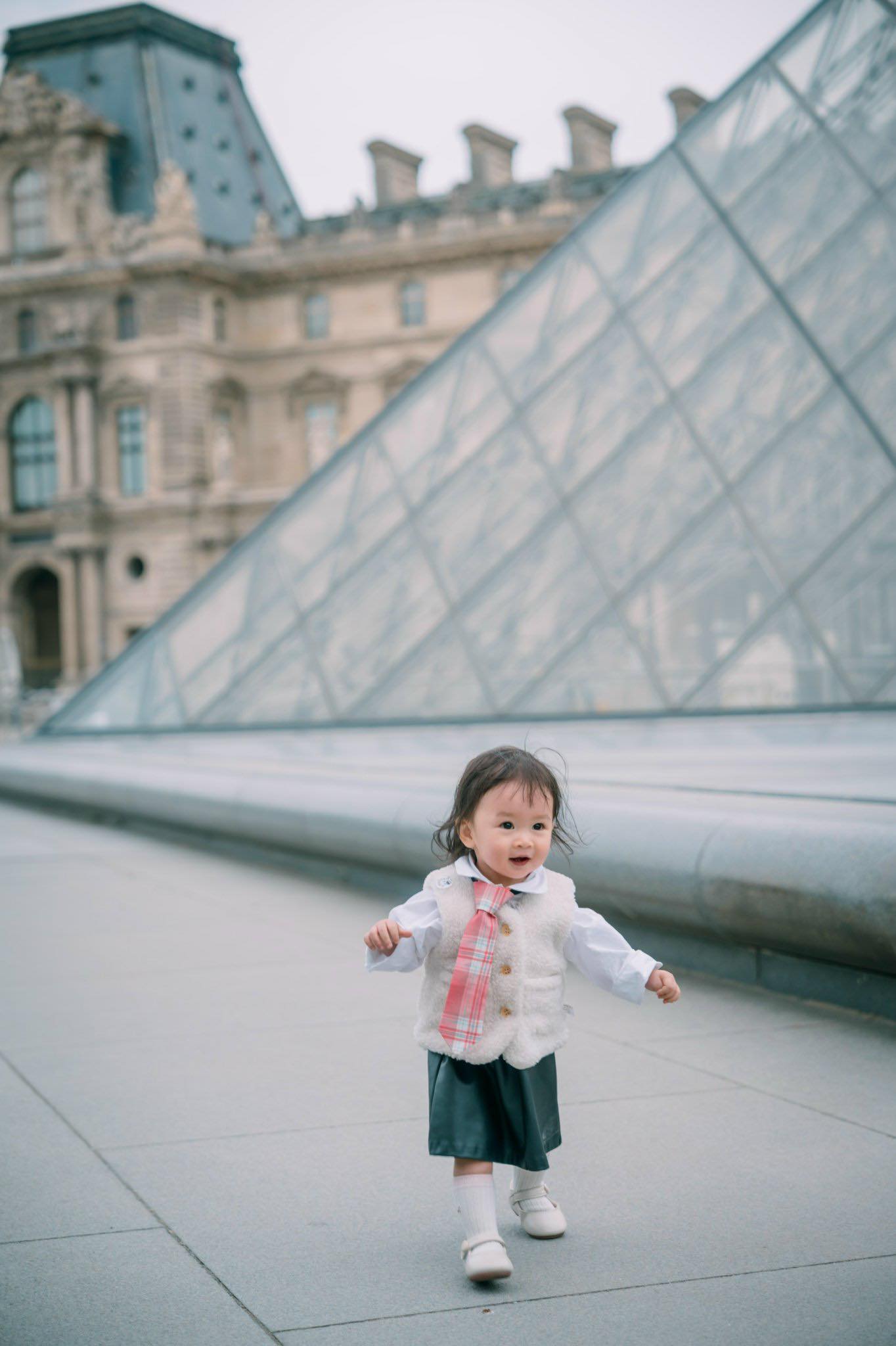 Kh&oacute;c ở Mỹ, ng&atilde; ở Paris..., c&ocirc; b&eacute; mới 3 tuổi đ&atilde; được "vi vu" khắp thế giới: Đ&uacute;ng l&agrave; "tuổi thơ dữ dội" khiến người lớn c&ograve;n phải ước ao - Ảnh 10.