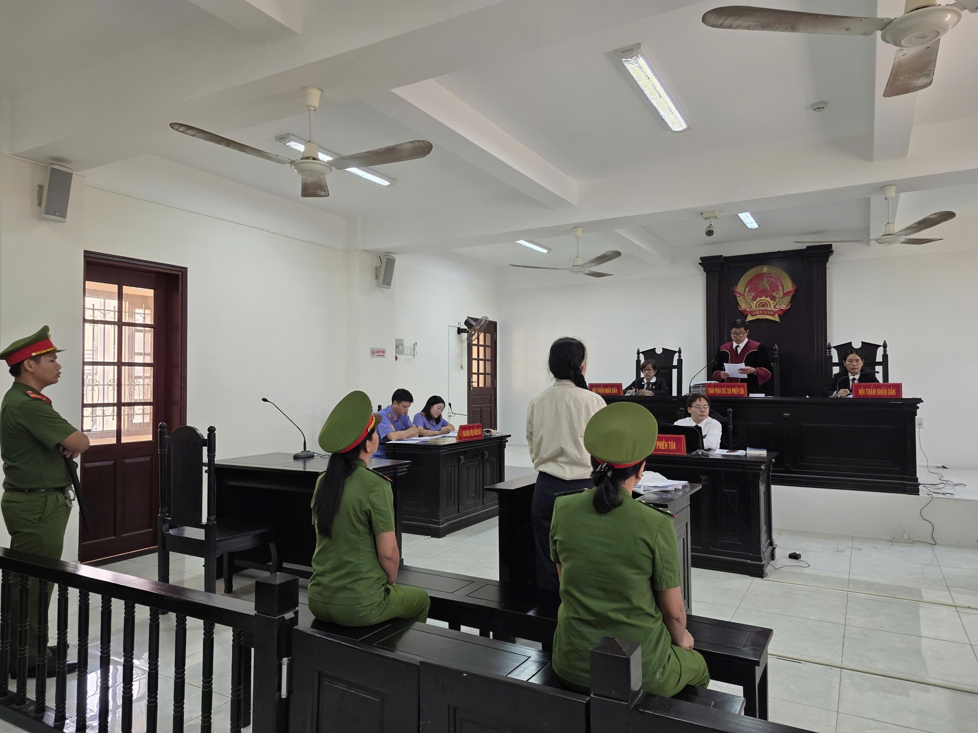 Vợ chồng Nguyễn Phương Hằng vắng mặt tại phi&ecirc;n x&eacute;t xử YouTube Đinh Lan - Ảnh 4.