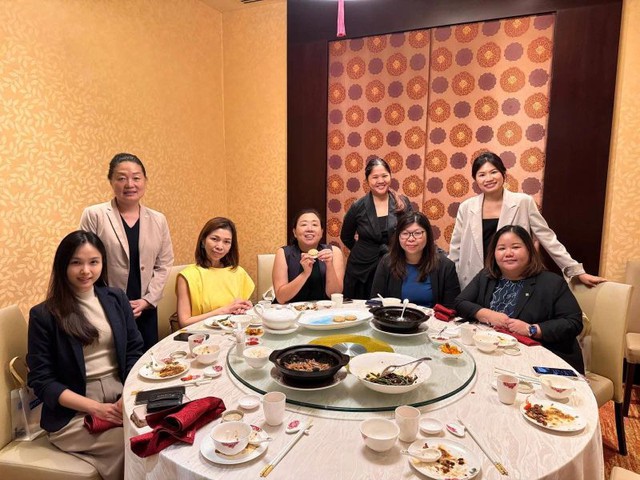 Mời họp lớp 15 người, đến nơi gấp đ&ocirc;i "qu&acirc;n số": Chủ tiệc l&agrave;m một điều khiến cả b&agrave;n ăn chết lặng- Ảnh 1.