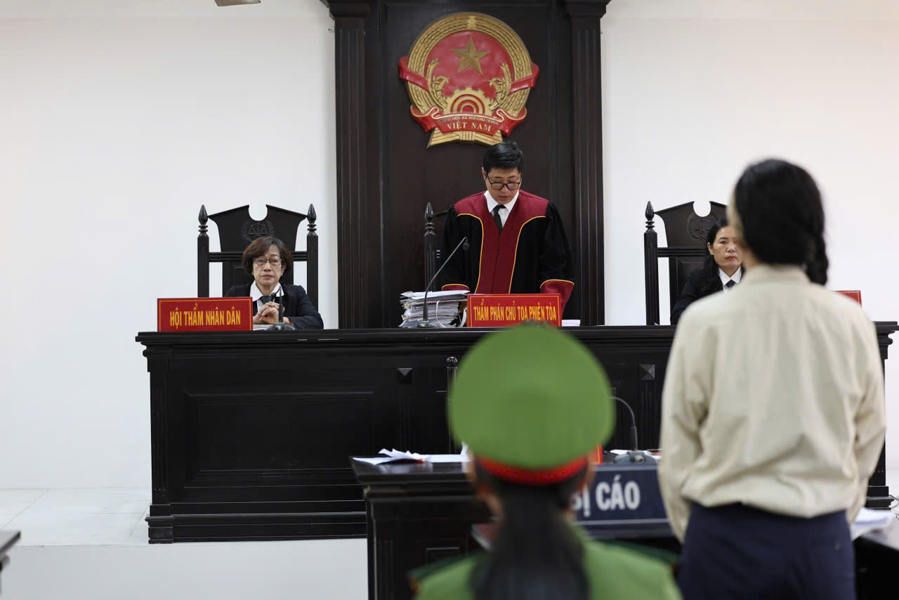 Vợ chồng Nguyễn Phương Hằng vắng mặt tại phi&ecirc;n x&eacute;t xử YouTube Đinh Lan - Ảnh 1.