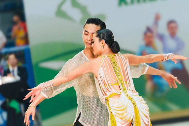 Kh&aacute;nh Thi nhắc nhở Thu Hương - bạn nhảy của Phan Hiển: 