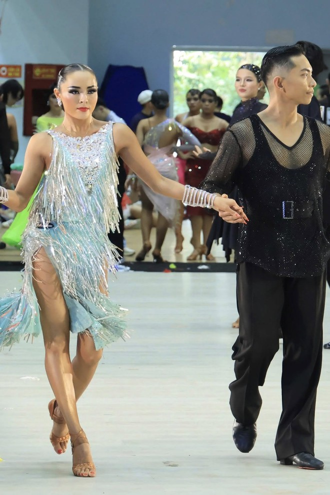 Kh&aacute;nh Thi nhắc nhở Thu Hương - bạn nhảy của Phan Hiển: 