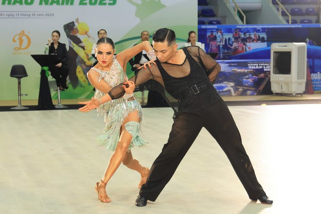 Kh&aacute;nh Thi nhắc nhở Thu Hương - bạn nhảy của Phan Hiển: 