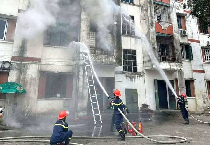 Ch&aacute;y căn hộ chung cư Nam Nguyễn Sỹ S&aacute;ch ở Nghệ An g&acirc;y thiệt hại lớn - Ảnh 2.