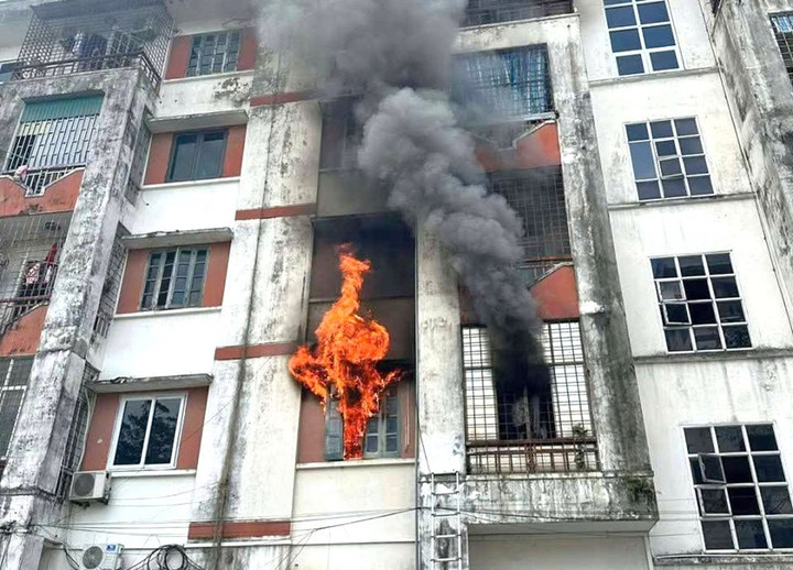 Ch&aacute;y căn hộ chung cư Nam Nguyễn Sỹ S&aacute;ch ở Nghệ An g&acirc;y thiệt hại lớn - Ảnh 1.