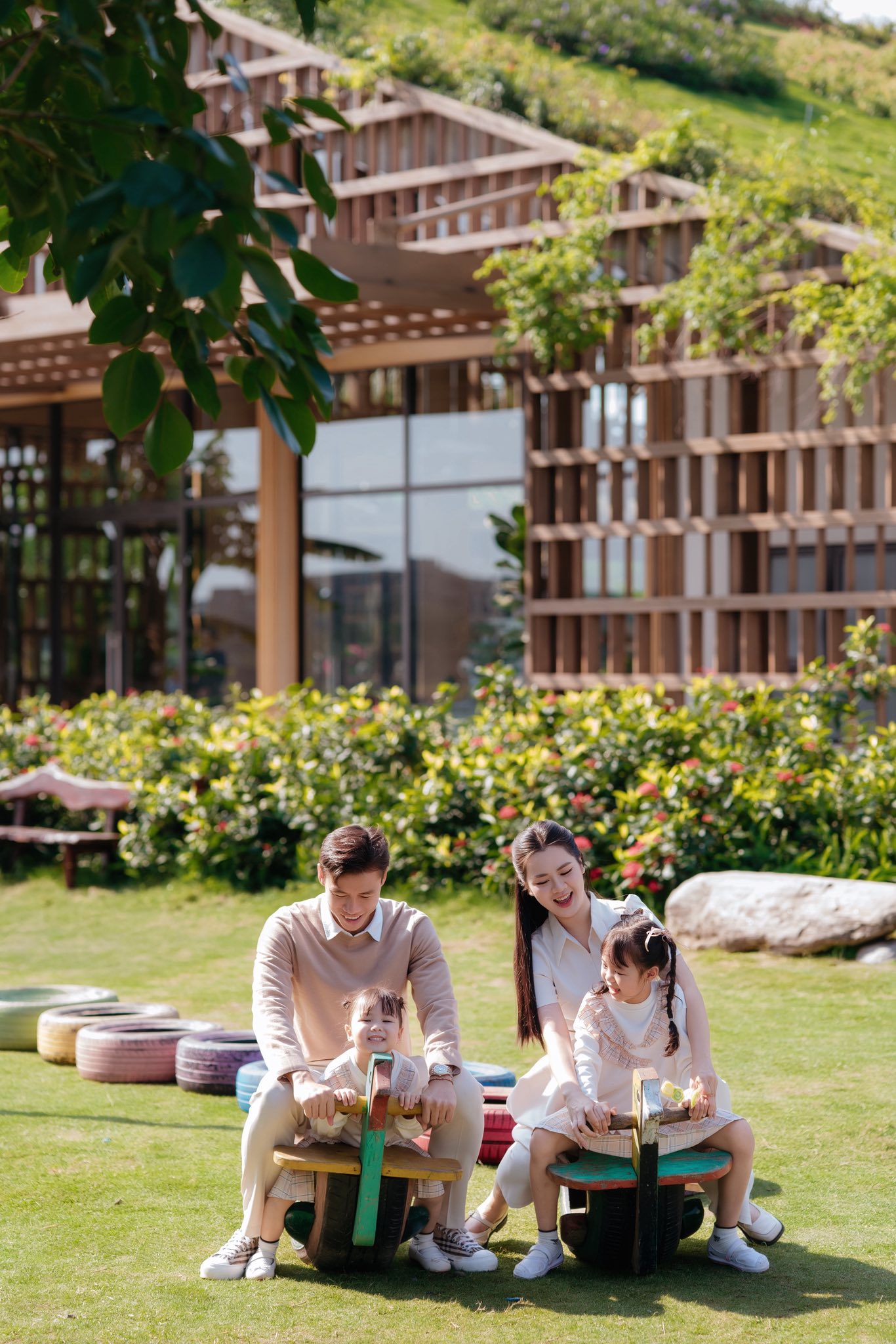 Ngắm bộ ảnh đẹp như ng&ocirc;n t&igrave;nh của đội trưởng tuyển Việt Nam b&ecirc;n Hoa kh&ocirc;i Đại học Vinh v&agrave; con g&aacute;i nhỏ- Ảnh 6.