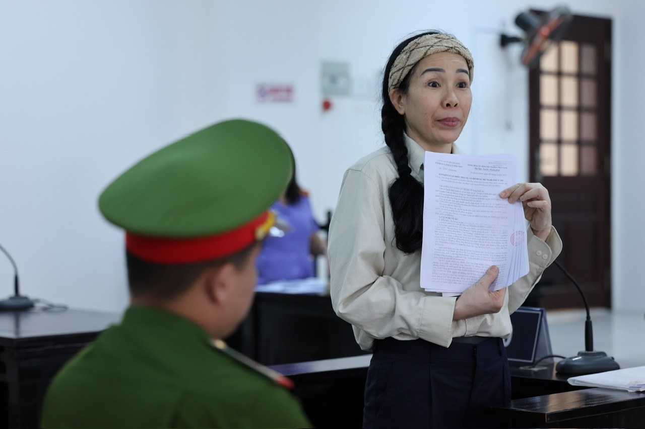 Vụ &aacute;n Nguyễn Phương Hằng: B&agrave; Đinh Lan k&ecirc;u oan v&igrave; mất điện thọai v&agrave; y&ecirc;u cầu ho&atilde;n phi&ecirc;n t&ograve;a - Ảnh 2.