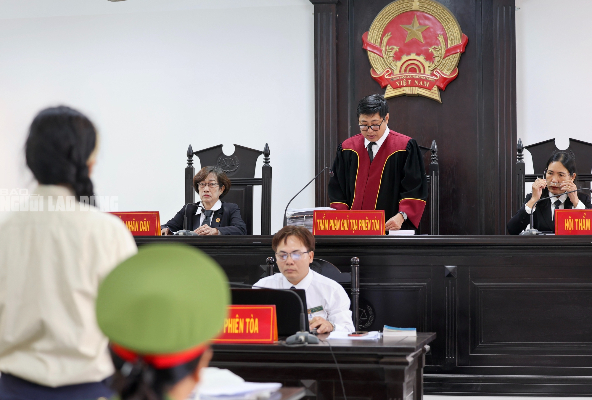 To&agrave; cảnh phi&ecirc;n x&eacute;t xử YouTuber Đinh Lan "n&oacute;i xấu" b&agrave; Nguyễn Phương Hằng - Ảnh 2.