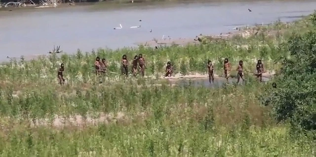 Lần đầu công bố ảnh của bộ lạc bí ẩn nhất thế giới, chuyên gia nói vẫn còn khoảng 200 cộng đồng tương tự - Ảnh 1.