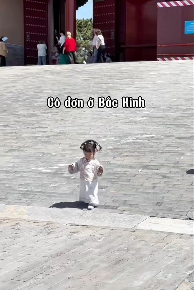 Kh&oacute;c ở Mỹ, ng&atilde; ở Paris..., c&ocirc; b&eacute; mới 3 tuổi đ&atilde; được "vi vu" khắp thế giới: Đ&uacute;ng l&agrave; "tuổi thơ dữ dội" khiến người lớn c&ograve;n phải ước ao - Ảnh 6.