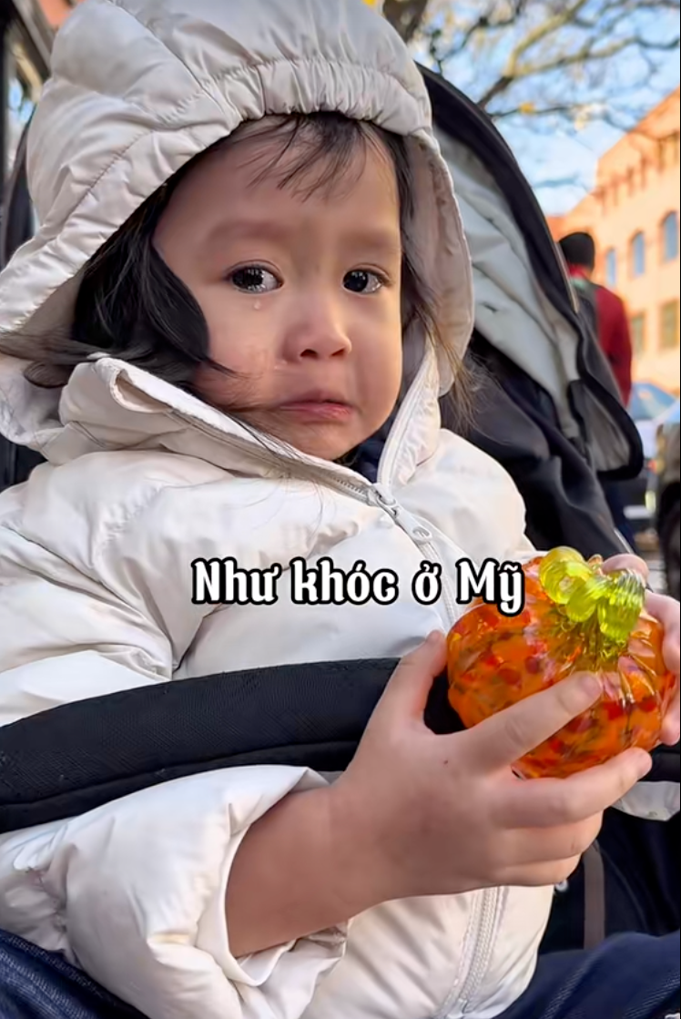 Kh&oacute;c ở Mỹ, ng&atilde; ở Paris..., c&ocirc; b&eacute; mới 3 tuổi đ&atilde; được "vi vu" khắp thế giới: Đ&uacute;ng l&agrave; "tuổi thơ dữ dội" khiến người lớn c&ograve;n phải ước ao - Ảnh 4.