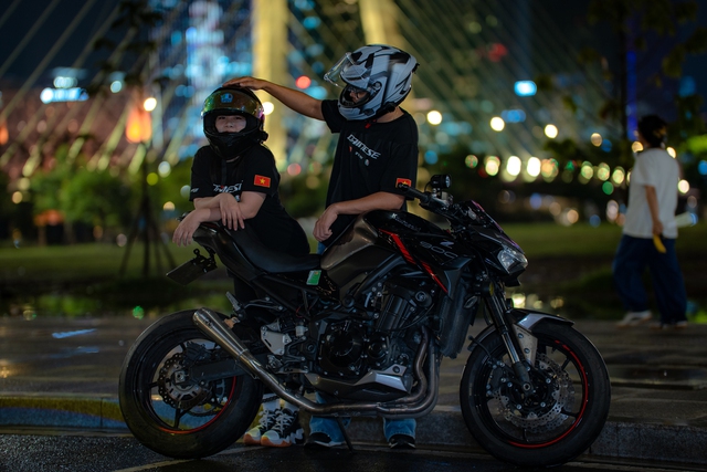 VIDEO "Thuê trai đẹp lái mô tô" - khi trải nghiệm được bán theo phút: Đẹp, cảm giác lạ nhưng có “sớm tàn”?- Ảnh 3.