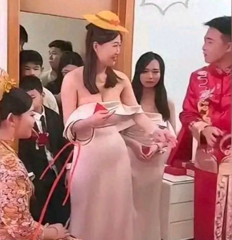 Phù dâu mặc váy trễ vai "bấm còi qua mặt cô dâu" trong đám cưới, ánh mắt chú rể mới lớn chuyện- Ảnh 1.