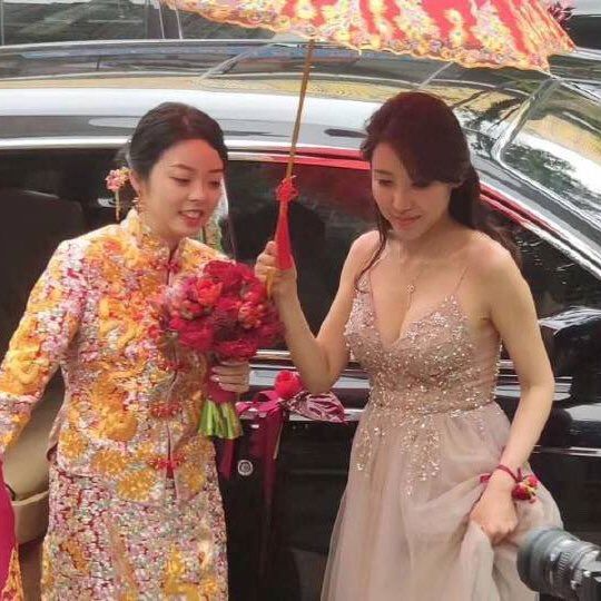 Phù dâu mặc váy trễ vai "bấm còi qua mặt cô dâu" trong đám cưới, ánh mắt chú rể mới lớn chuyện- Ảnh 3.