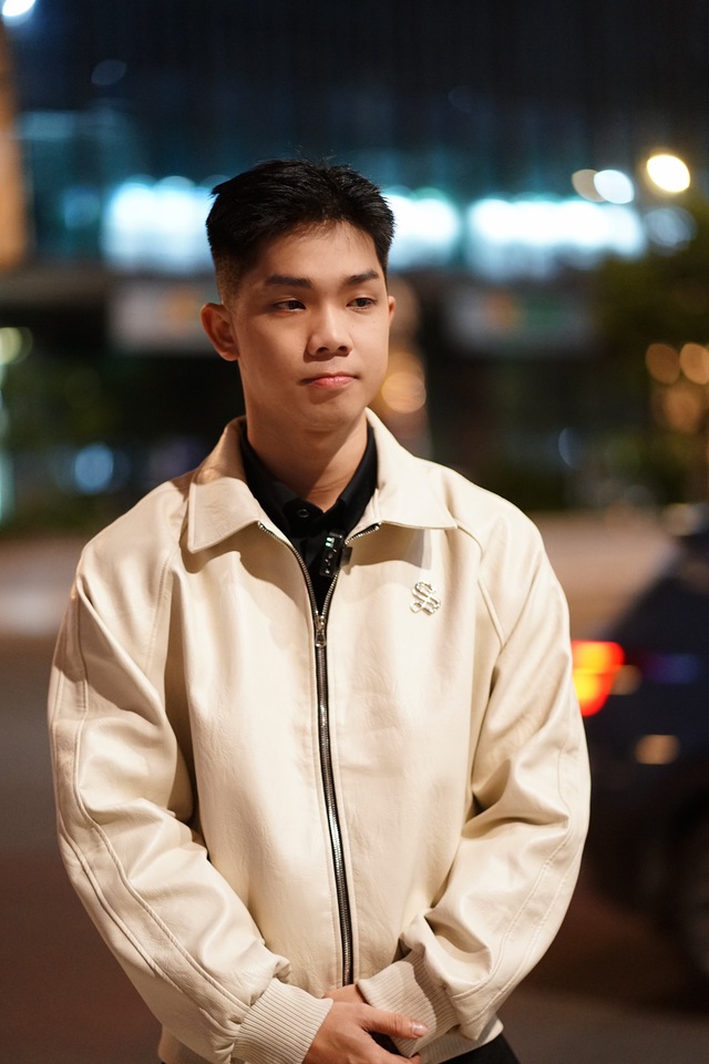 VIDEO "Thuê trai đẹp lái mô tô" - khi trải nghiệm được bán theo phút: Đẹp, cảm giác lạ nhưng có “sớm tàn”?- Ảnh 1.