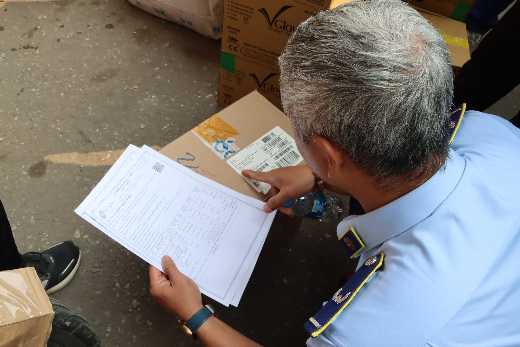 Kiểm tra ga H&agrave; Nội ph&aacute;t hiện h&agrave;ng h&oacute;a nghi nhập lậu với số lượng lớn - Ảnh 3.