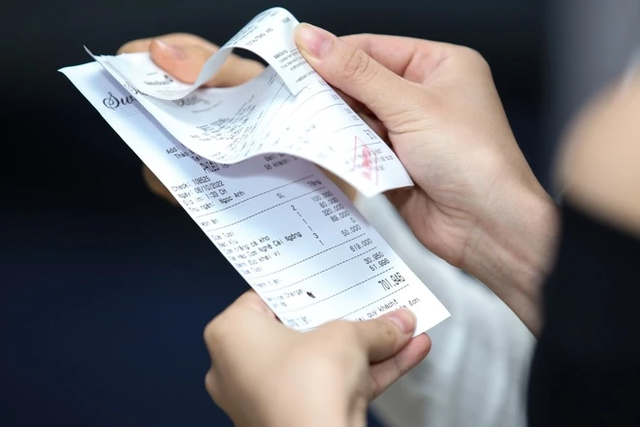 Mời họp lớp 15 người, đến nơi gấp đ&ocirc;i "qu&acirc;n số": Chủ tiệc l&agrave;m một điều khiến cả b&agrave;n ăn chết lặng- Ảnh 2.