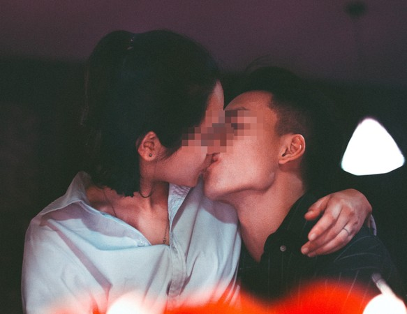 C&ocirc; g&aacute;i bị vi&ecirc;m tai ngo&agrave;i, đầu đau như b&uacute;a bổ v&igrave; 1 h&agrave;nh động th&acirc;n mật của bạn trai- Ảnh 1.