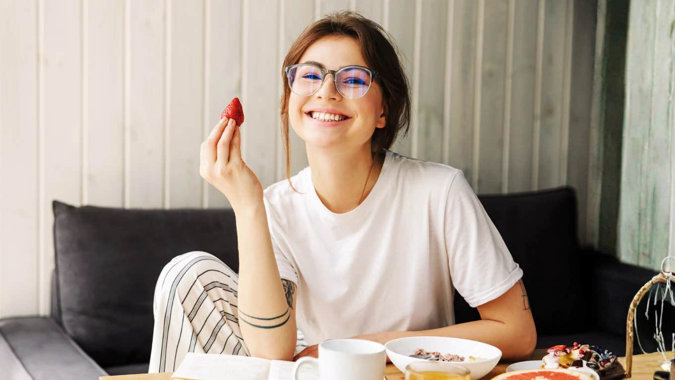 Kh&ocirc;ng phải thuốc bổ nhưng ăn đ&uacute;ng 7 thực phẩm n&agrave;y gi&uacute;p giảm nguy cơ ung thư "từ gốc" - Ảnh 1.